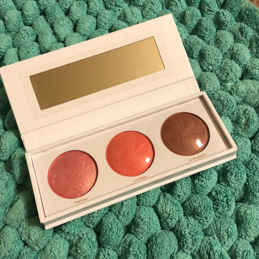 REALHER Blush Palette ✨